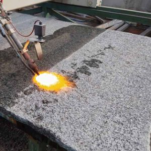 روی سنگ گرانیت انجام میشود